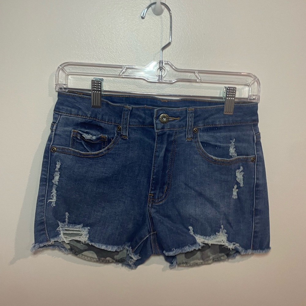 BLUE JEAN SHORTS WITH CAMO POCKETS